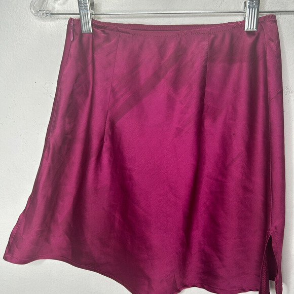Magenta Satin Side-Zip Flowy Mini Skirt with Side Slit S - Picture 1 of 8
